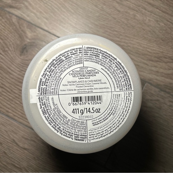 New Bath & Body Works 3-Wick Candle in Snowflakes & Cashmere - Picture 3 of 4